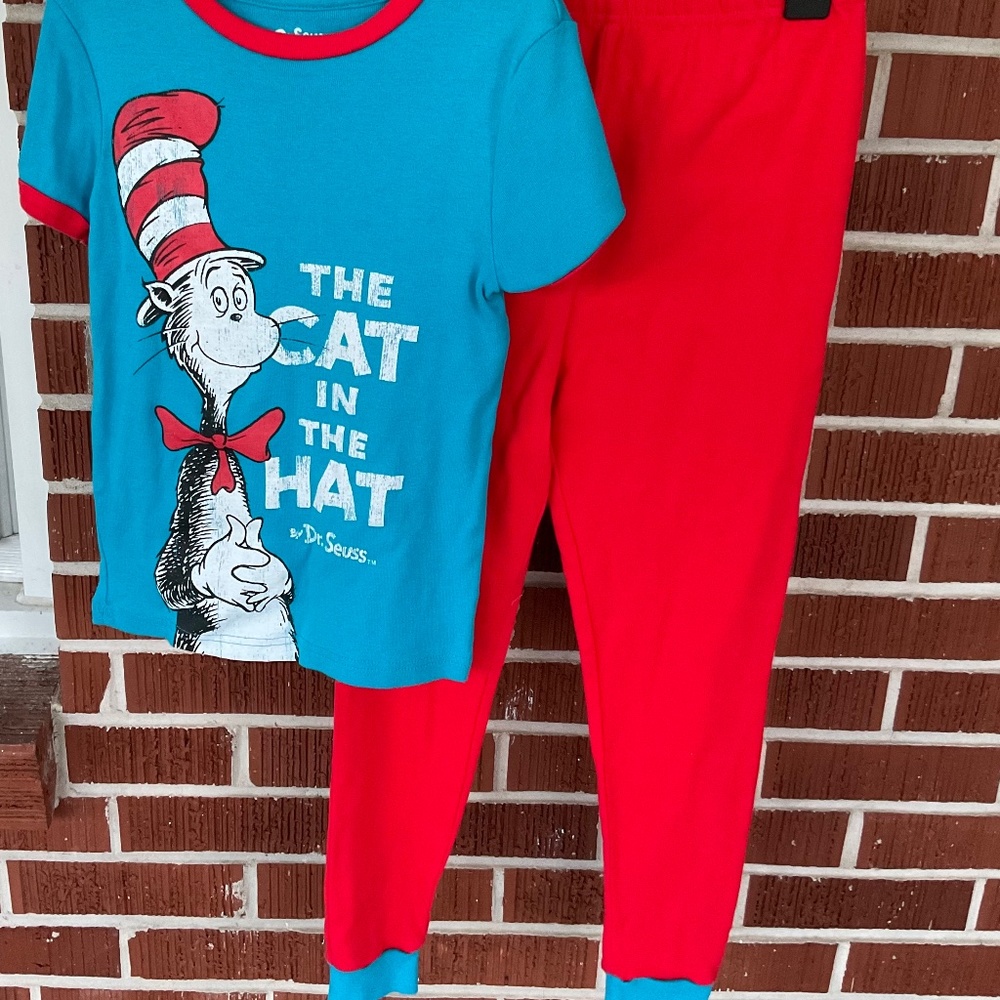Dr Seuss Cat in the Hat pajamas kids size 10,fit smaller, unisex